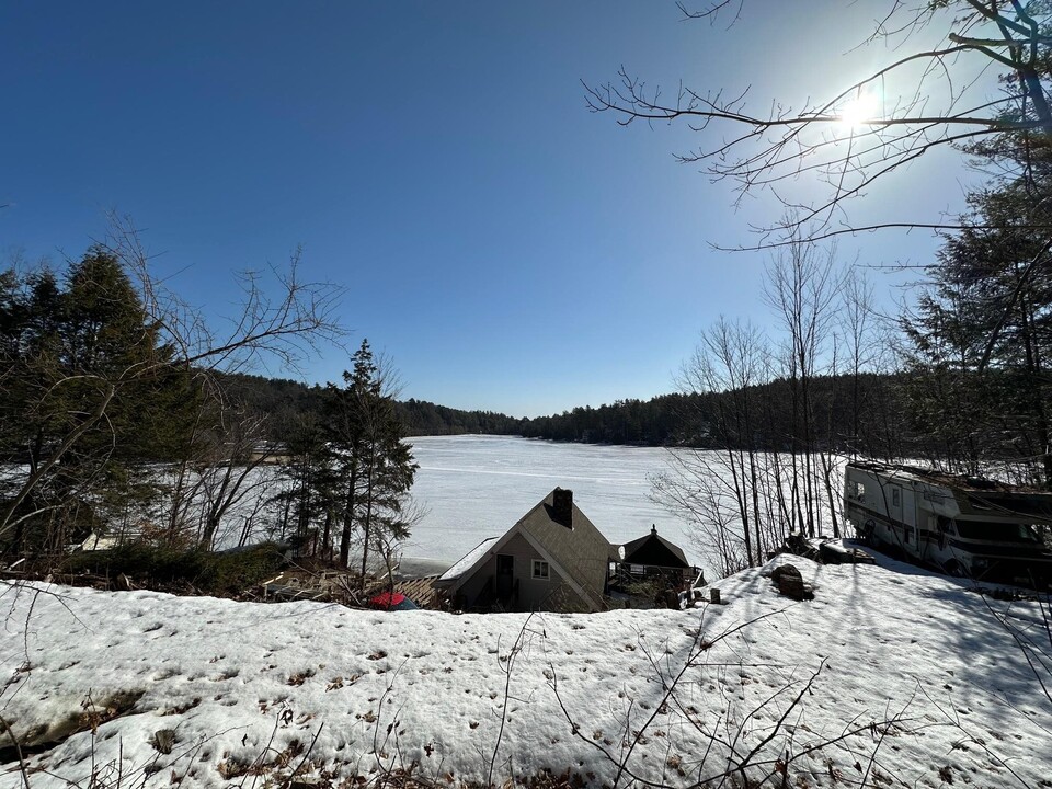 32 Putney Brk Rd in Weare, NH - Building Photo