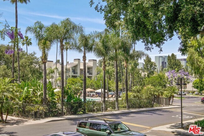 5535 Canoga Ave in Los Angeles, CA - Building Photo - Building Photo