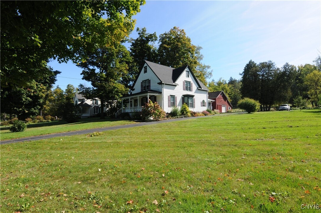 100 Utica St in Clinton, NY - Building Photo