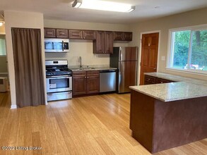 2043 Meadow Dr in Louisville, KY - Foto de edificio - Building Photo