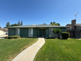 4800 Summertree Ln in Bakersfield, CA - Building Photo
