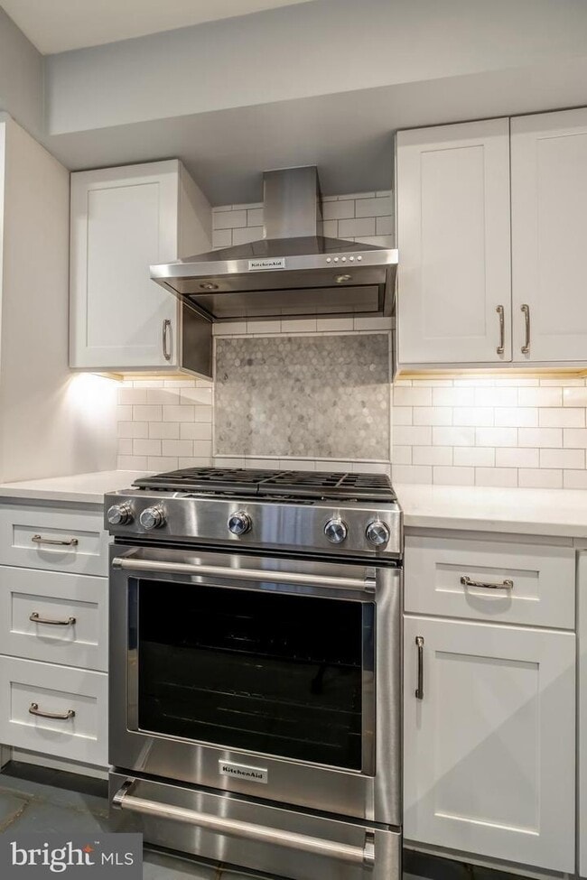 908 S Front St in Philadelphia, PA - Foto de edificio - Building Photo