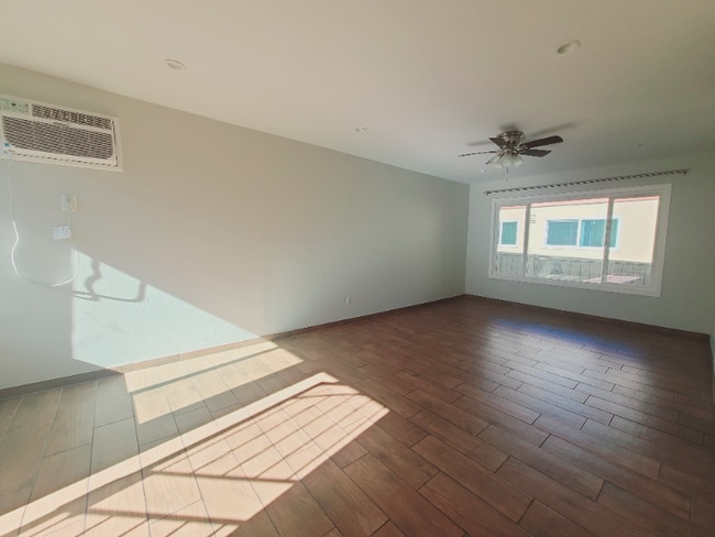 1108 W 110th St in Los Angeles, CA - Foto de edificio - Building Photo