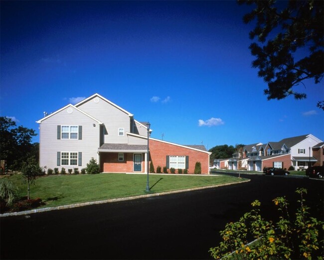 39 Neal Path-Unit -39 in Brookhaven, NY - Building Photo - Building Photo