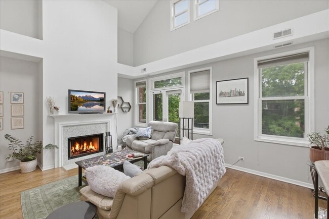 property at 1038 N Marshfield Ave