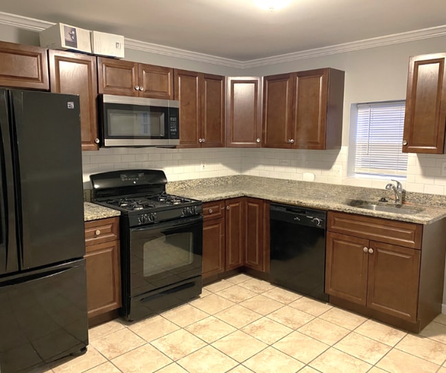 15 Village Rd in Pikesville, MD - Building Photo - Building Photo