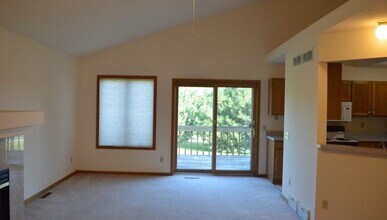 5791 Chapel Valley Rd in Fitchburg, WI - Foto de edificio - Building Photo