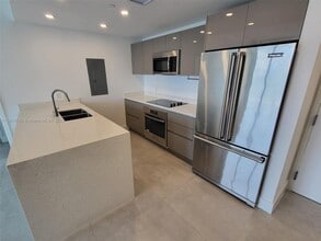 13800 Highland Dr in North Miami Beach, FL - Building Photo - Building Photo
