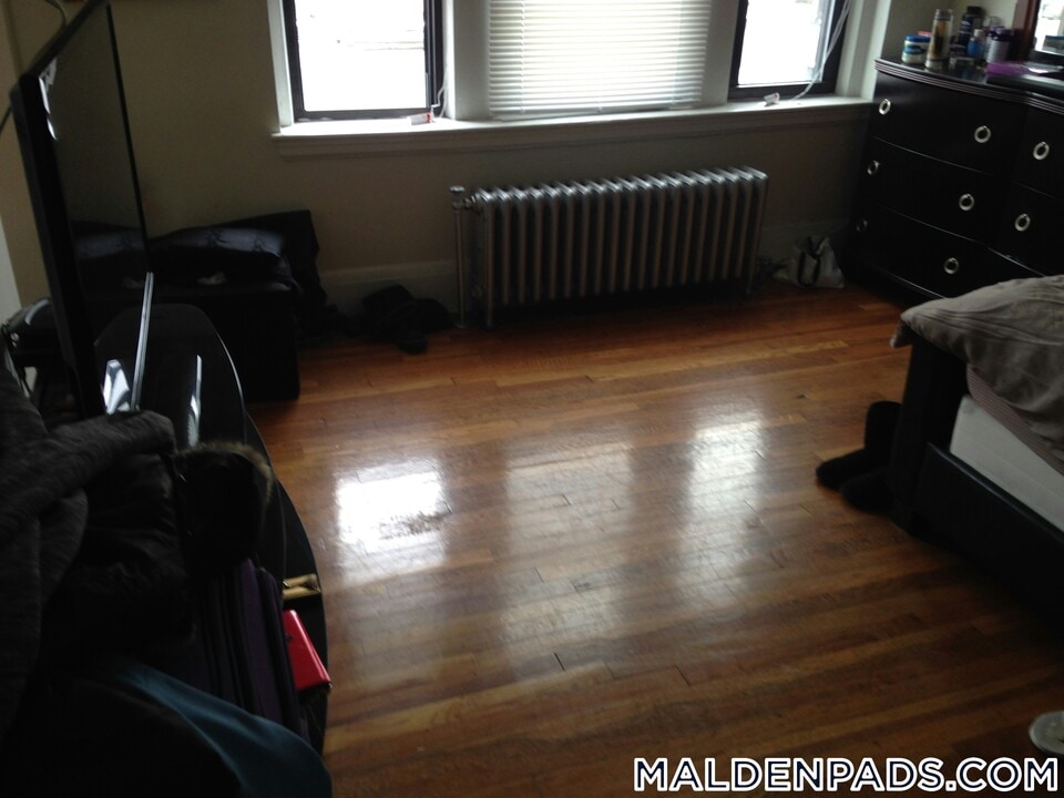 349 Pleasant St in Malden, MA - Building Photo