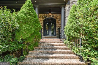 2210 Spalding Dr in Sandy Springs, GA - Building Photo - Building Photo