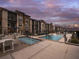 Parc Ridge Apartments in Riverton, UT - Building Photo