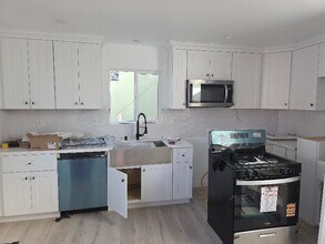 2895 Canal Ave in Long Beach, CA - Foto de edificio - Building Photo