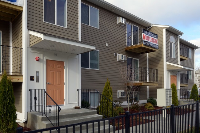 River Breeze Apartments in North Providence, RI - Building Photo - Building Photo