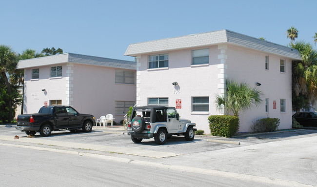 Bali Apartments in St Pete Beach, FL - Foto de edificio - Building Photo