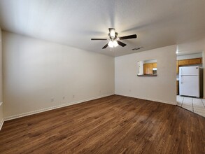 303 Cedar Ridge Dr-Unit -A in Nolanville, TX - Foto de edificio - Building Photo