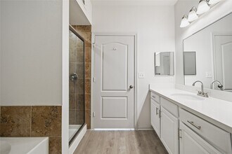 11925 Jones Rd in Houston, TX - Foto de edificio - Building Photo