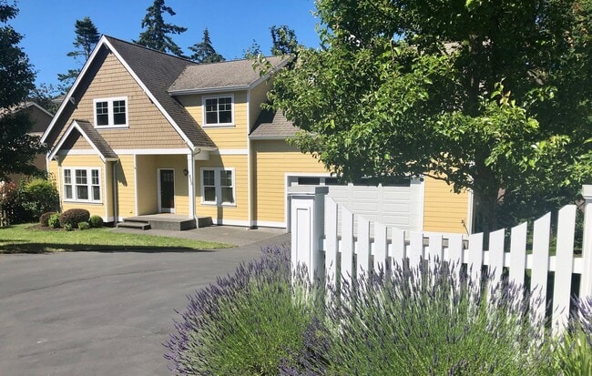 property at 1933 Douglas Dr NE