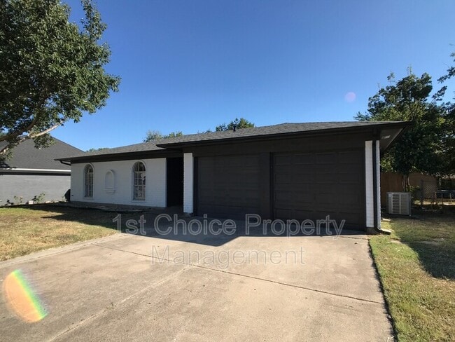 6040 Blueridge Dr in Watauga, TX - Building Photo - Building Photo