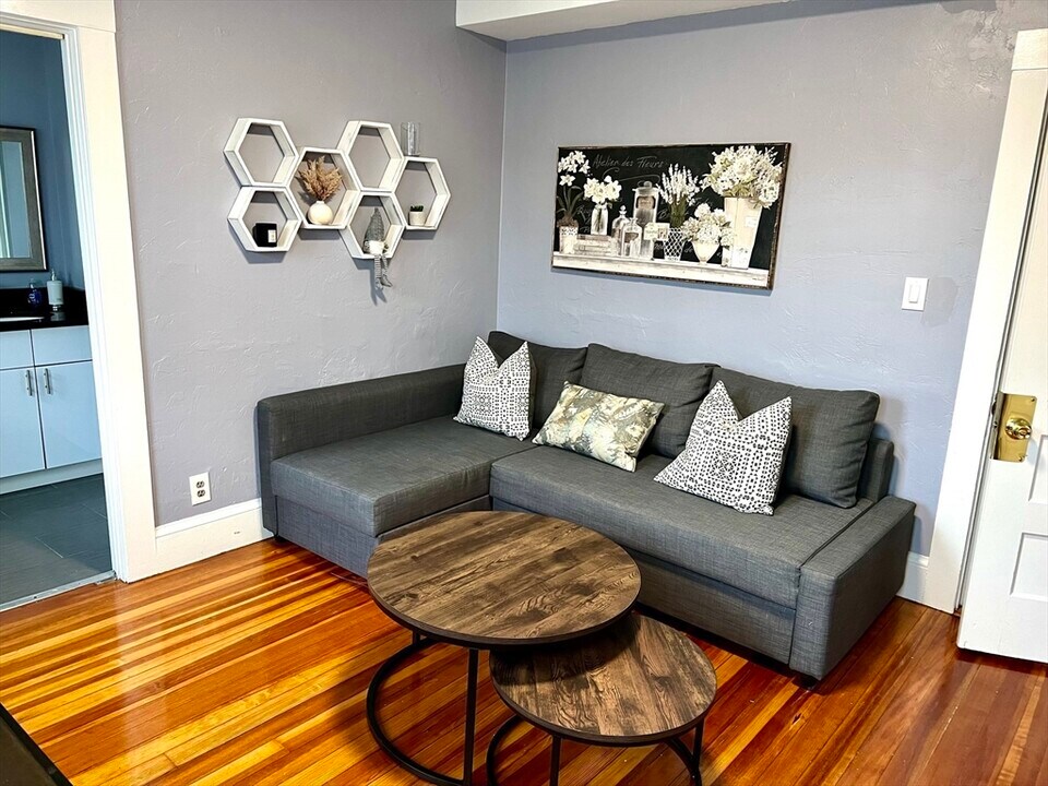 24 Mullen Ct, Unit 3 in Newton, MA - Building Photo