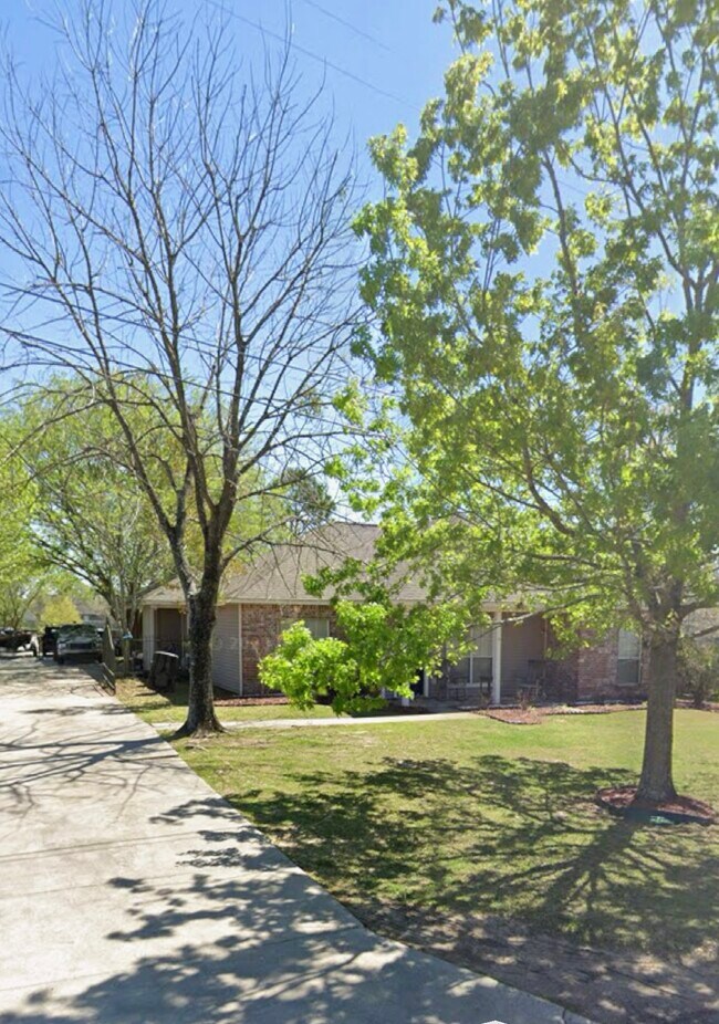 17092 W Willow Dr in Prairieville, LA - Building Photo - Building Photo