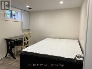 33 Glenshephard Dr in Toronto, ON - Building Photo - Building Photo