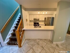 65 Sandpiper Crescent in Milford, CT - Building Photo - Building Photo