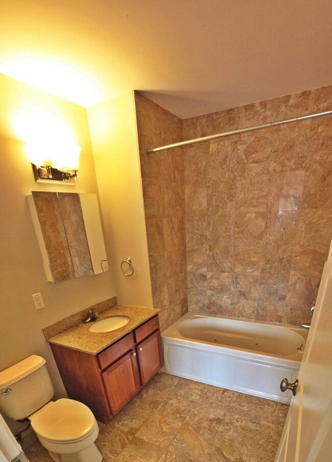 5170 Washington St, Unit 308 in Boston, MA - Building Photo - Building Photo