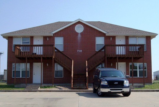 718 Cedar Dr, Unit D in Warrensburg, MO - Building Photo