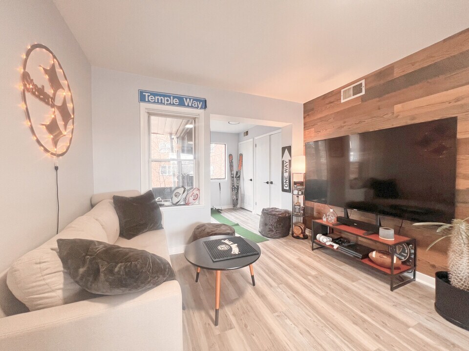 5737 Hobart St, Unit #5 in Pittsburgh, PA - Foto de edificio