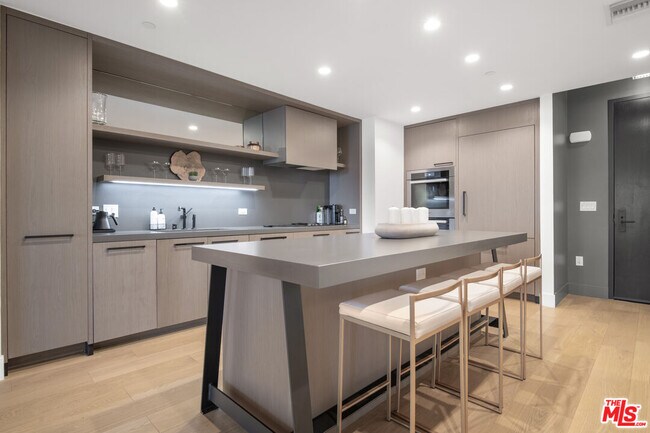 10777 Wilshire Blvd in Los Angeles, CA - Building Photo - Building Photo