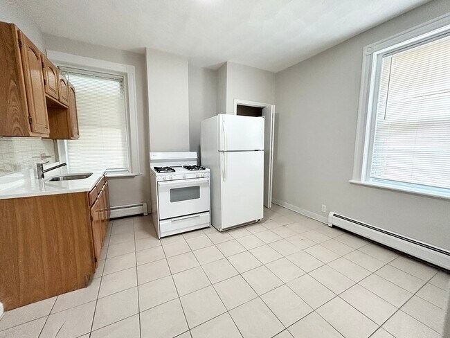 178 Gove St, Unit #2 in Boston, MA - Building Photo - Building Photo