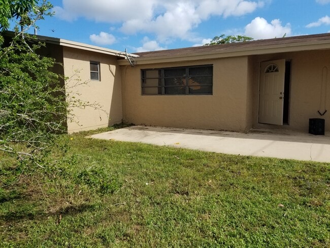 8637 Windsor Dr in Miramar, FL - Building Photo - Building Photo