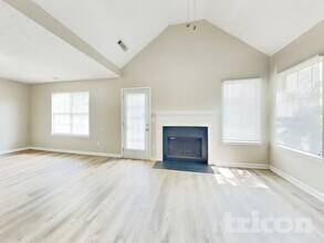 225 Nina Cir in Locust Grove, GA - Foto de edificio - Building Photo