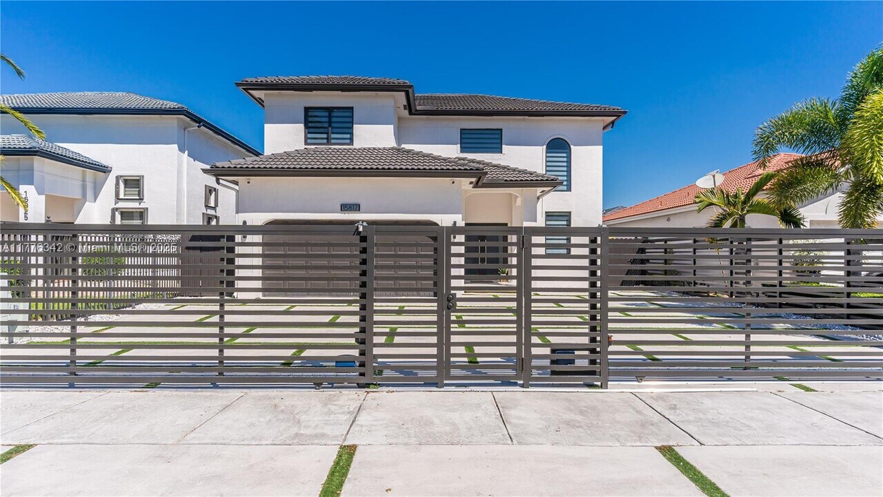 15817 SW 138th Terrace in Miami, FL - Building Photo