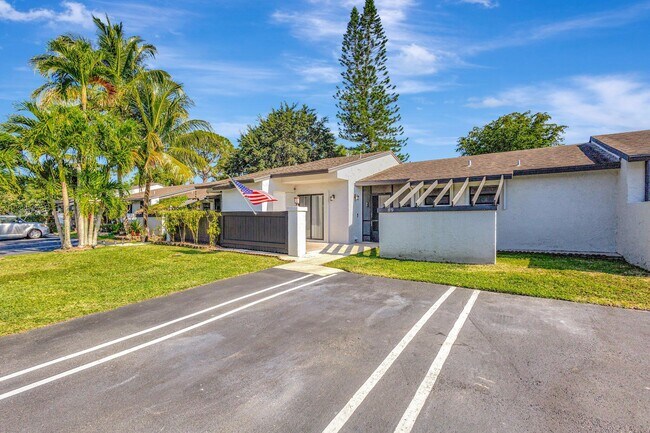 89 Conaskonk Cir in Royal Palm Beach, FL - Building Photo - Building Photo