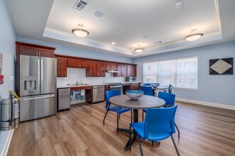 Delmar Meadows in Springfield, MO - Foto de edificio - Interior Photo