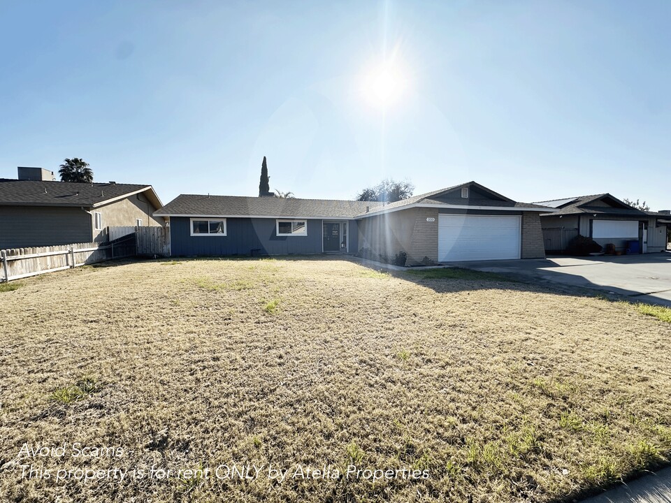 333 E Hazelwood Dr in Lemoore, CA - Building Photo