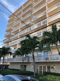 Carlyle Plaza in Miami Beach, FL - Building Photo - Building Photo