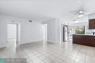 1833 NW 94th Ave in Coral Springs, FL - Foto de edificio - Building Photo