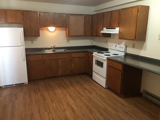 812 Greenbrier Rd in Dekalb, IL - Building Photo - Building Photo