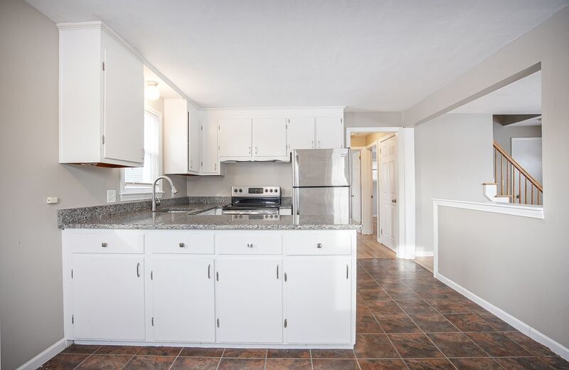 27 Campbell Dr in Agawam, MA - Building Photo