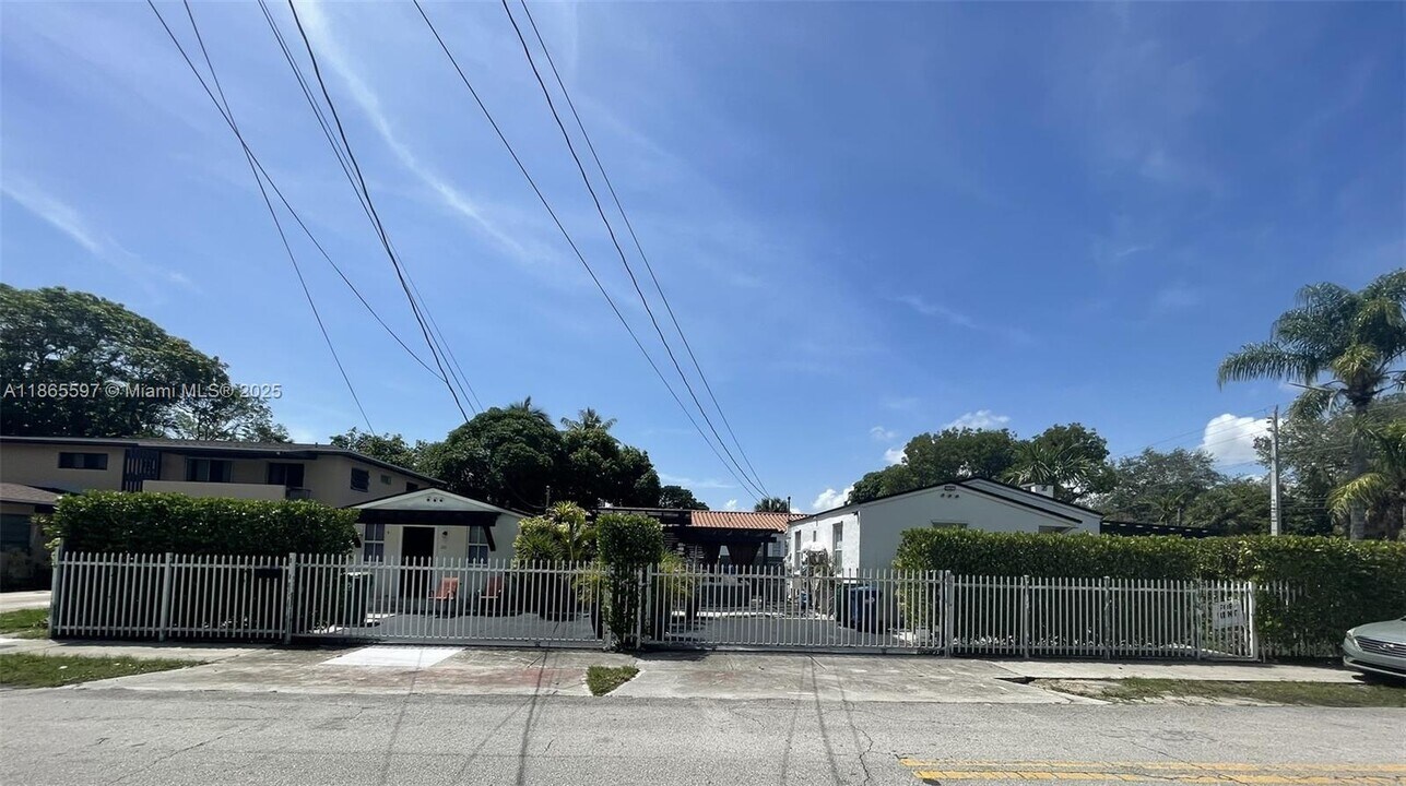 200-210 NE 110th St in Miami, FL - Foto de edificio