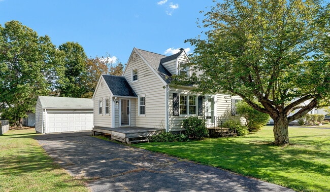11 Fern St in Windsor Locks, CT - Building Photo - Building Photo