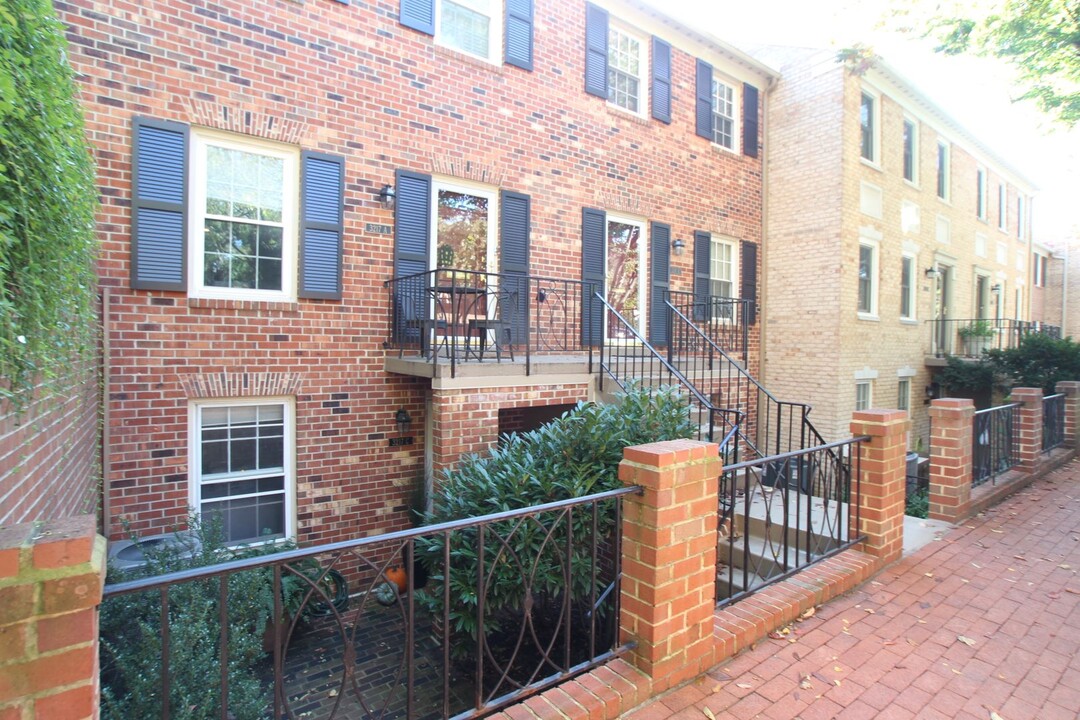3217 Sutton Pl NW in Washington, DC - Building Photo