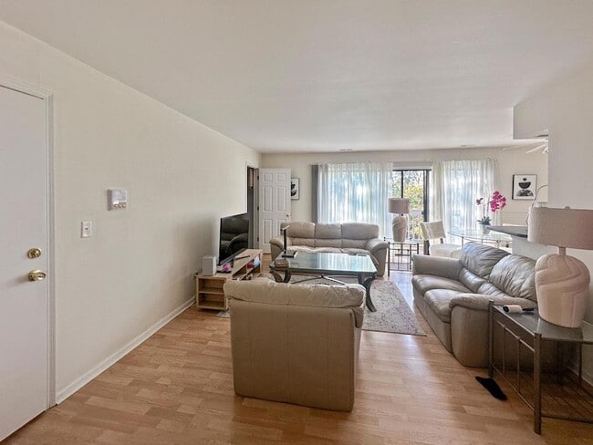 209 W Ct of Shorewood, Unit 3A in Vernon Hills, IL - Building Photo - Building Photo