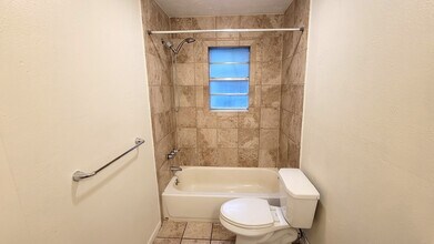 2100 Hill Top Ct in Conroe, TX - Building Photo - Building Photo