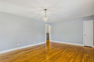 111-111A Drewsbury Dr in Greensboro, NC - Building Photo - Building Photo