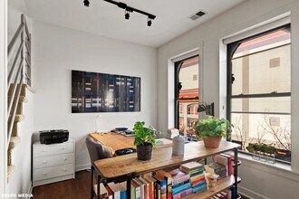 353 W Chicago Ave in Chicago, IL - Building Photo - Building Photo