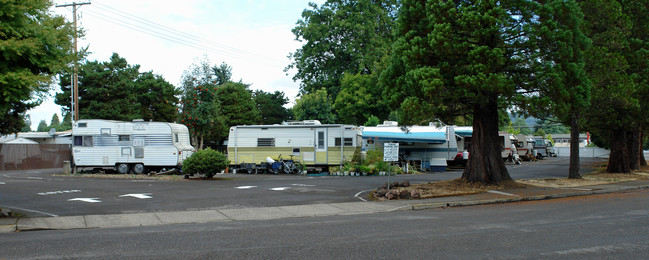 205 S 54th St in Springfield, OR - Building Photo - Building Photo