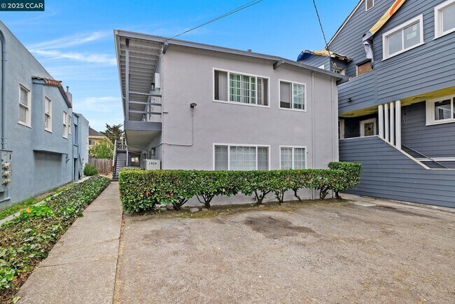 1926 Alcatraz Ave in Berkeley, CA - Building Photo - Building Photo